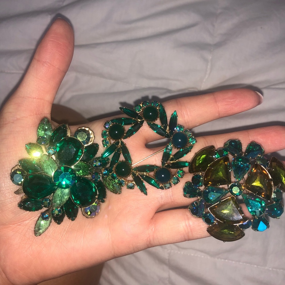 Mesmerizing Emerald Green Pins, Iridescent